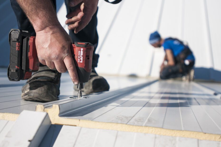 Trabajadores instalando cubiertas en un techo de un edificio