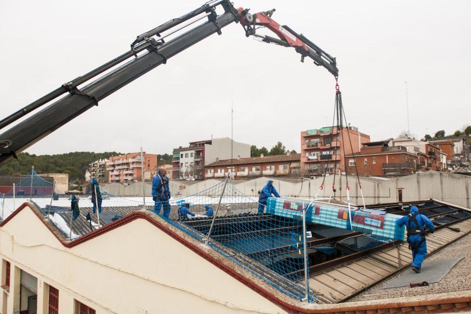 Trabajadores transportando un elemento de gran peso y tamaño para ponerlo en una construcción